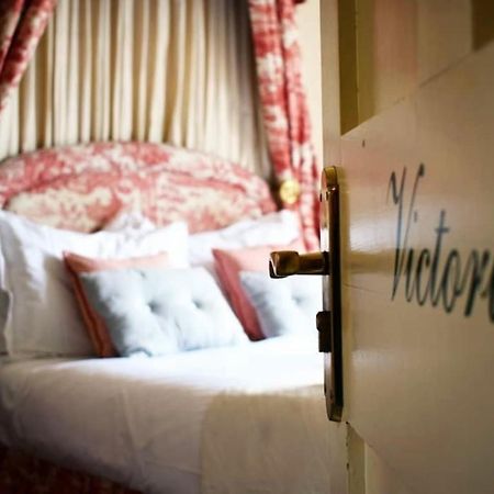 Отель The Windsor Town House Бат Экстерьер фото A room at the Victoria