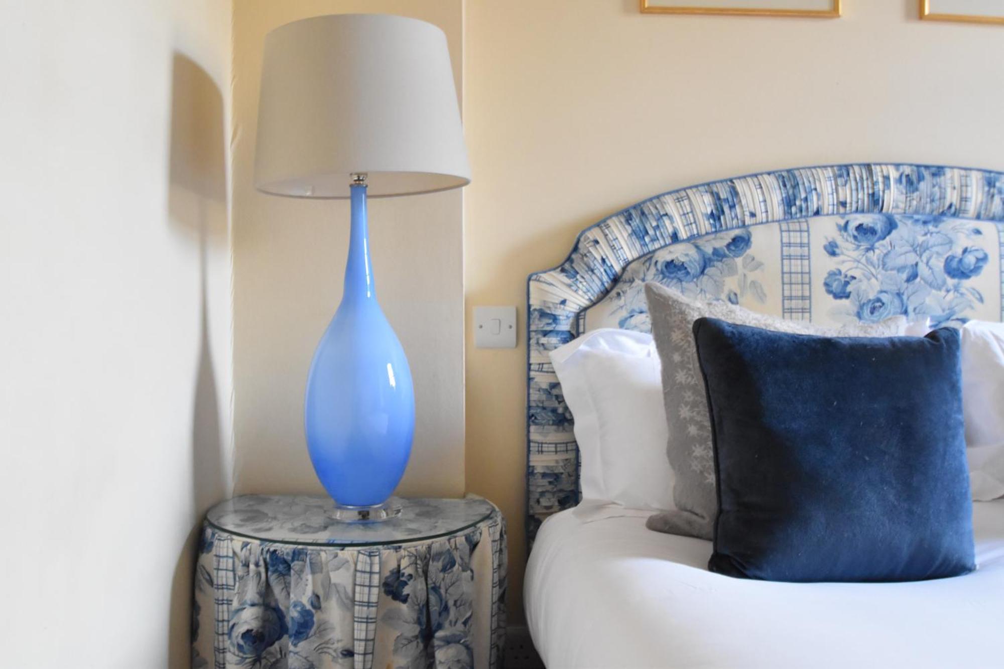 Отель The Windsor Town House Бат Номер фото A blue glass lamp