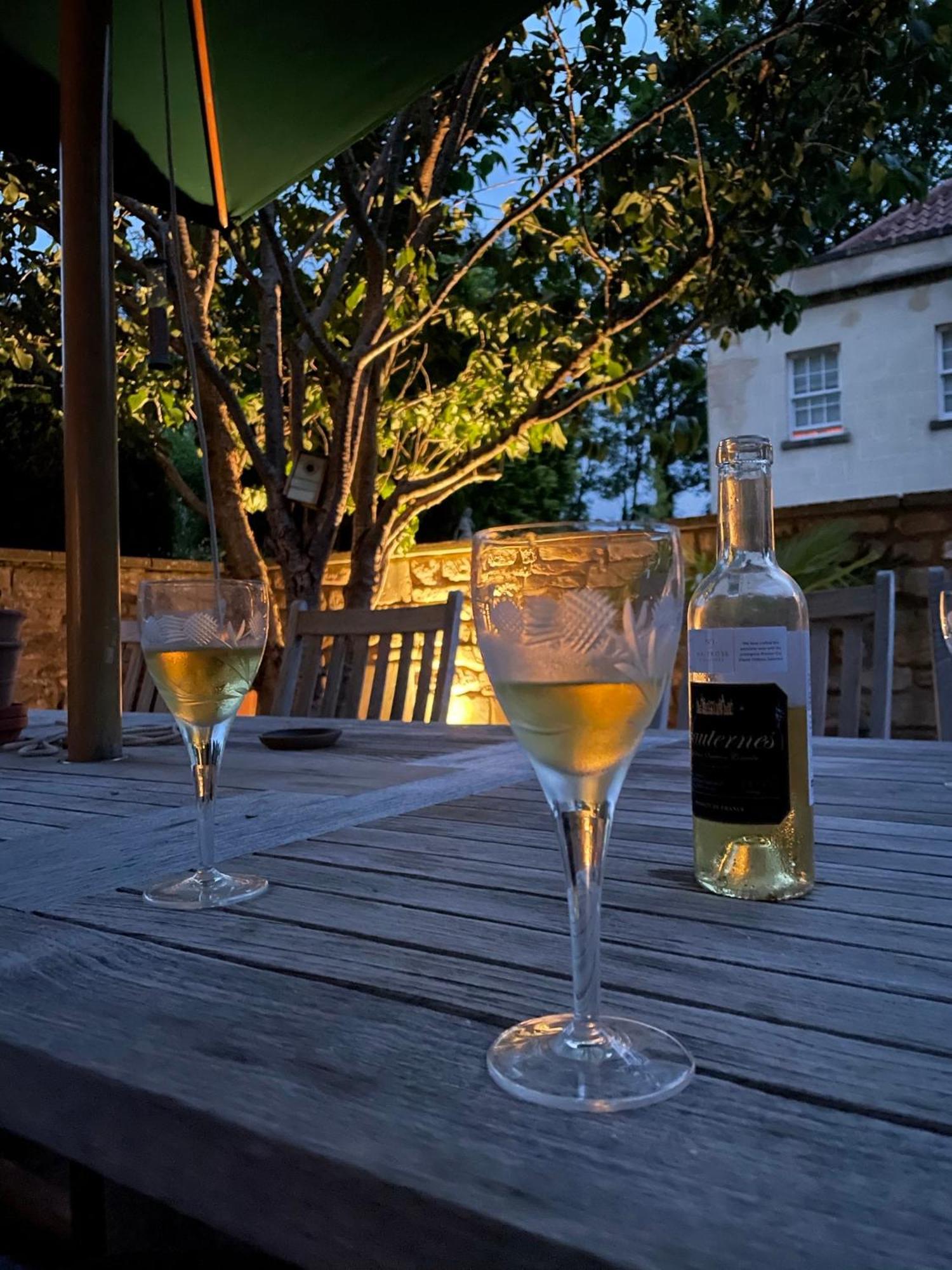Отель The Windsor Town House Бат Номер фото A glass of wine
