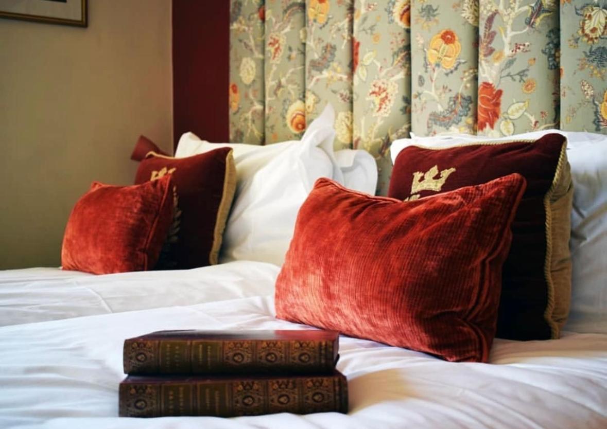 Отель The Windsor Town House Бат Экстерьер фото A bed with cushions