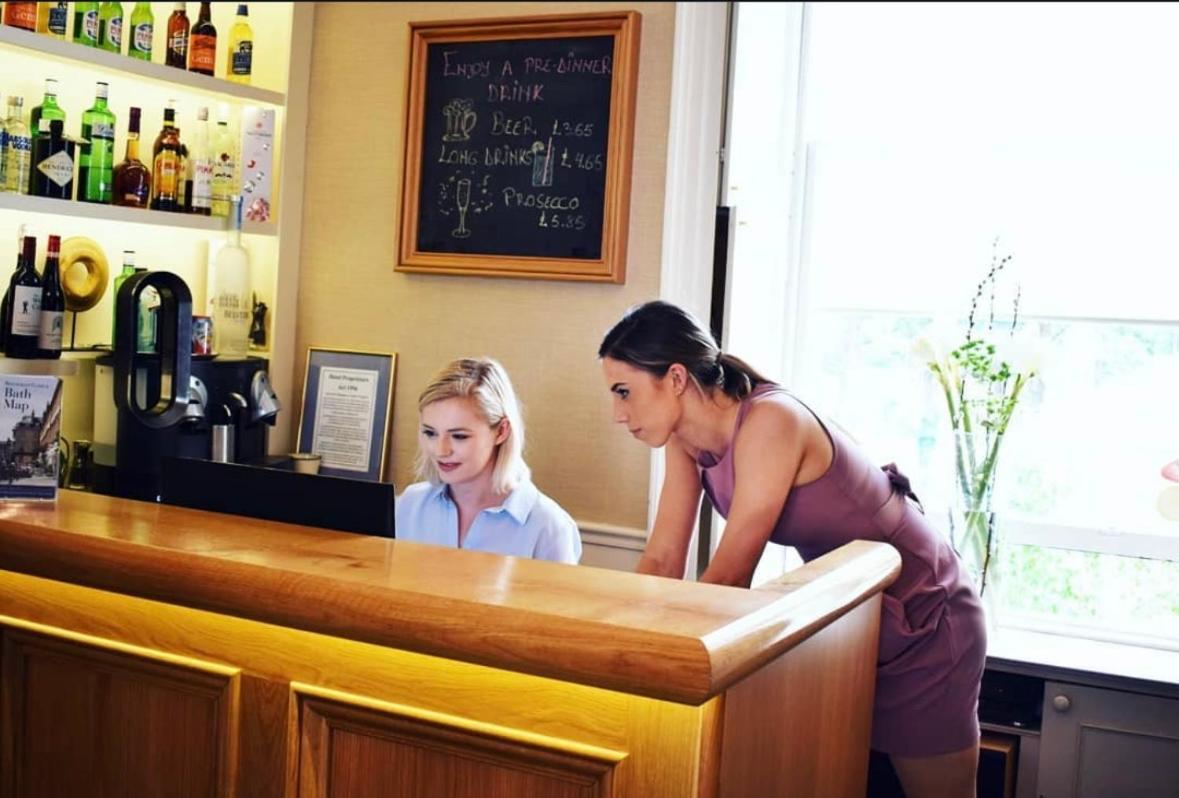Отель The Windsor Town House Бат Экстерьер фото A hotel receptionist