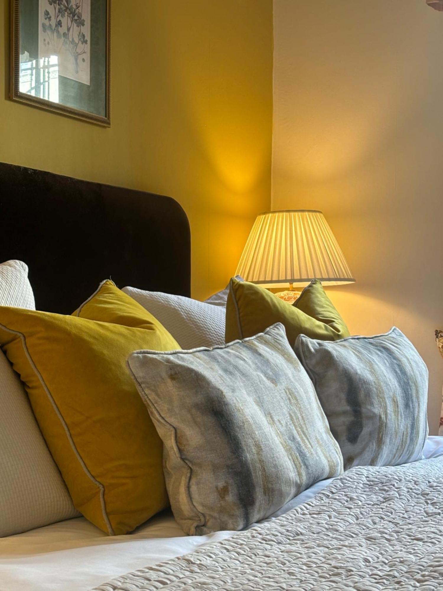 Отель The Windsor Town House Бат Номер фото A pleated lampshade