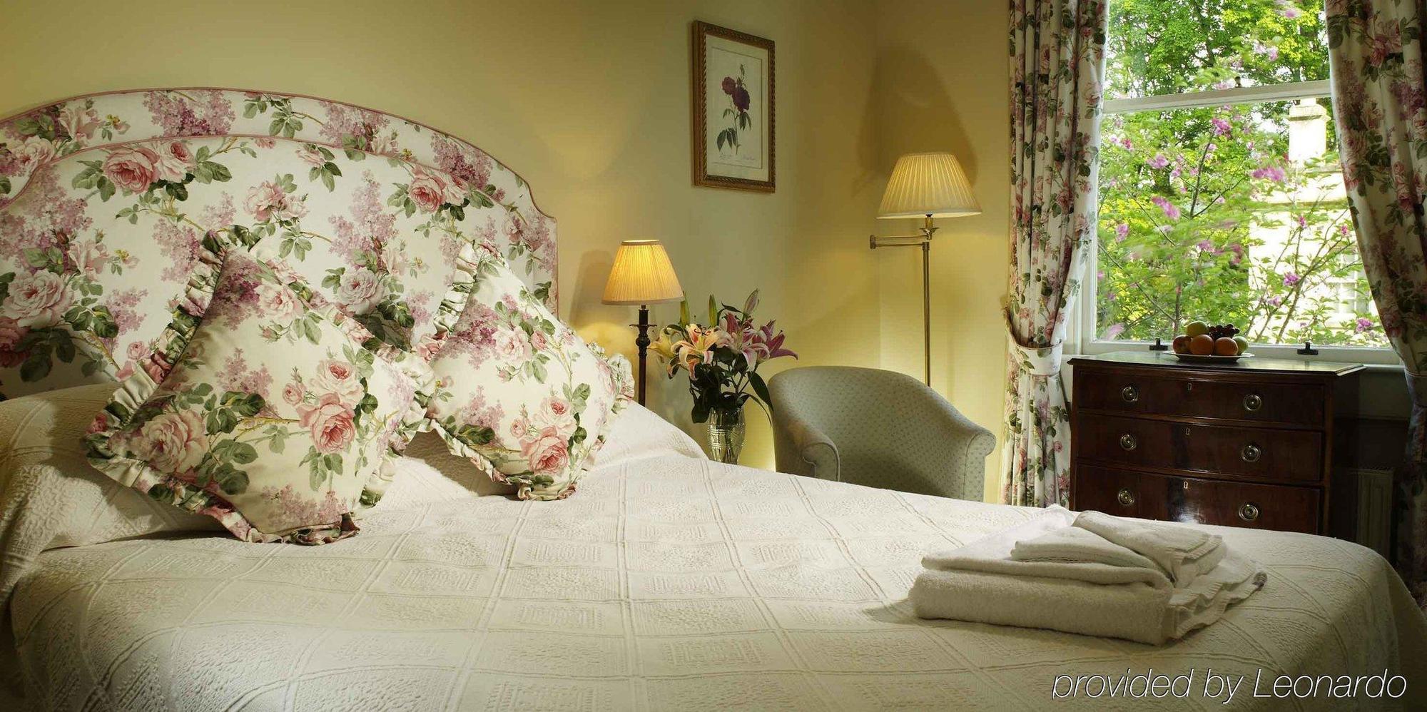 Отель The Windsor Town House Бат Экстерьер фото A bedroom at the hotel