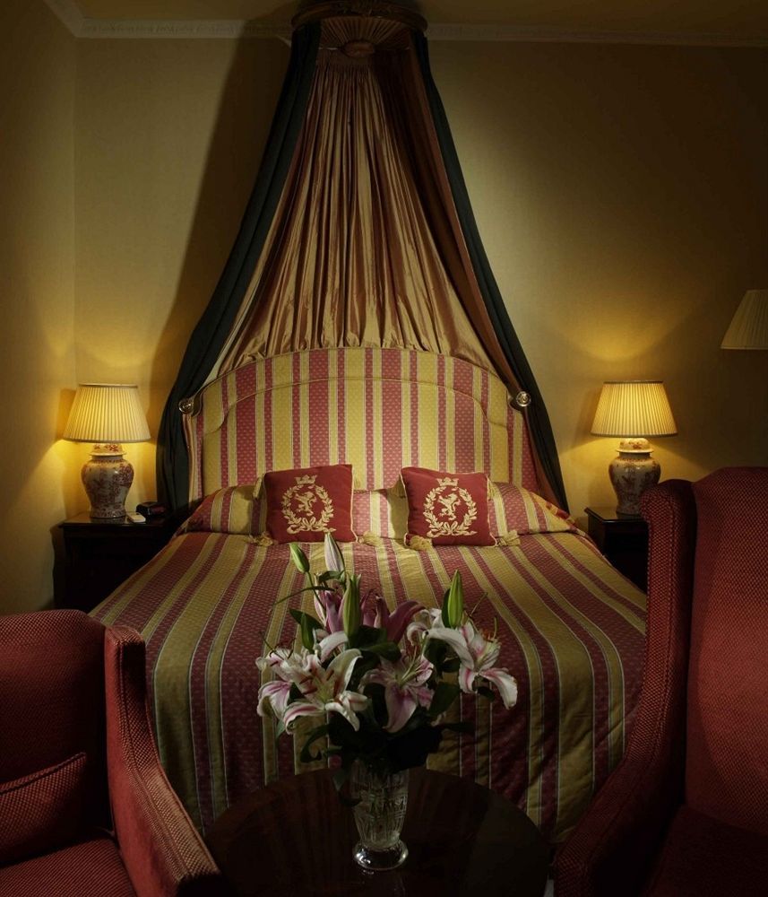 Отель The Windsor Town House Бат Экстерьер фото A bed with a canopy